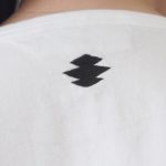 ＜義志ｘ剱伎衆かむゐ＞Tシャツ「組菱」白（黒ｘ緋）