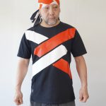 ＜義志ｘ剱伎衆かむゐ＞Tシャツ「組菱」黒（白ｘ緋）